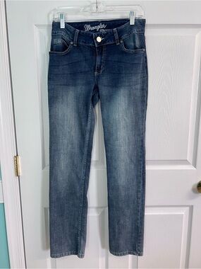 Wrangler Women's Straight Leg Jeans in Medium Blue Wash